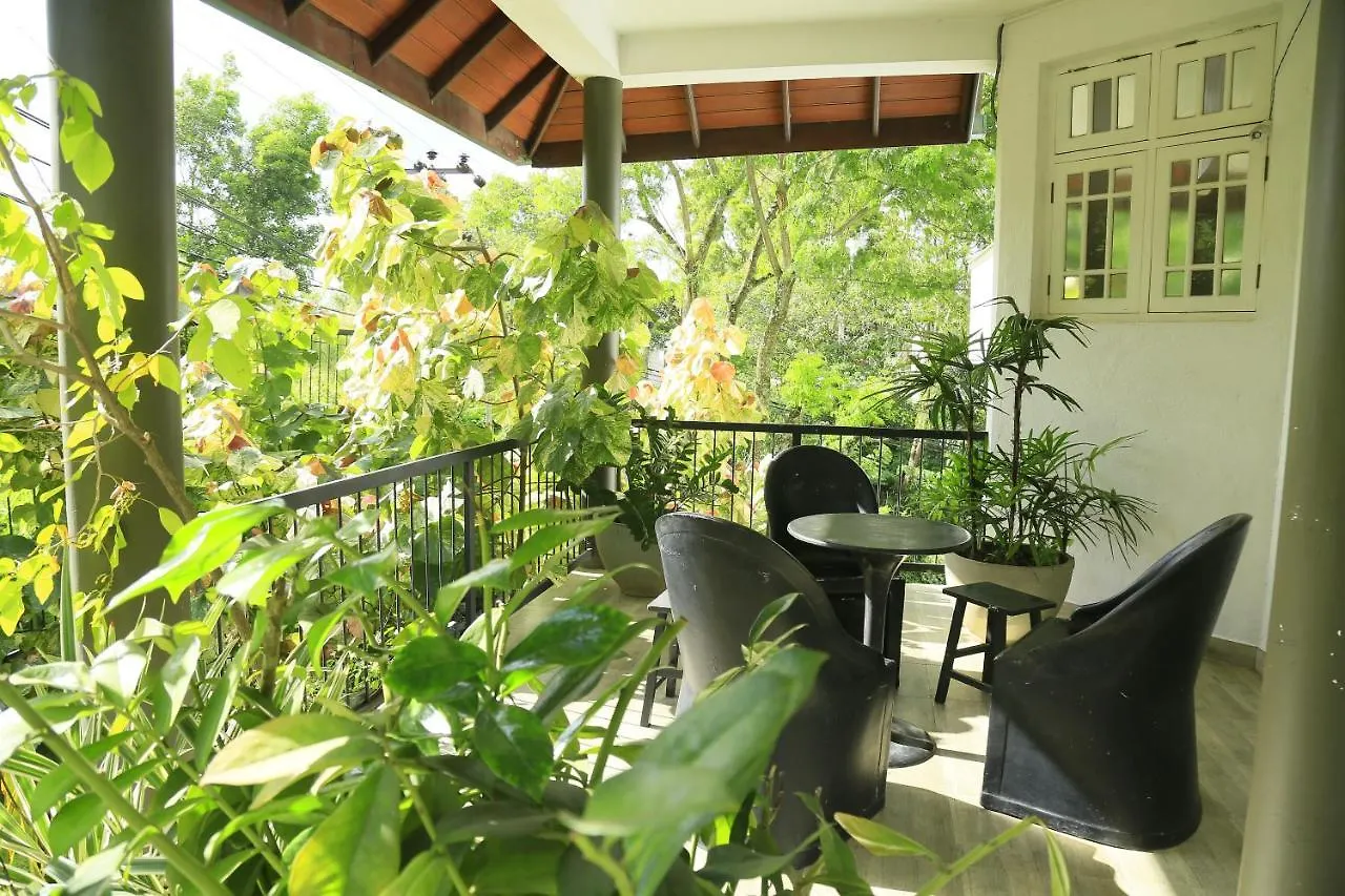 Crown Hills Kandy Inn 0*,